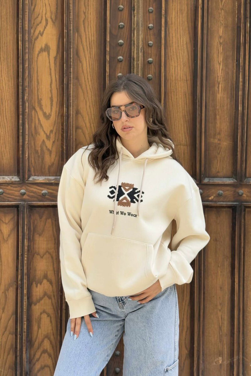 HOODIE NJË NGJYRËSHE ME PUSH DHE LOGO NË PJESËN PARA PËR FEMRA NË NGJYRËN KREM - 2