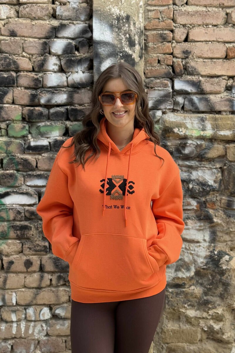 HOODIE NJË NGJYRËSHE ME PUSH DHE LOGO NË PJESËN PARA PËR FEMRA NË NGJYRË PORTOKALLI - 2