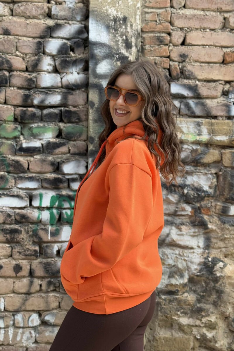 HOODIE NJË NGJYRËSHE ME PUSH DHE LOGO NË PJESËN PARA PËR FEMRA NË NGJYRË PORTOKALLI - 3