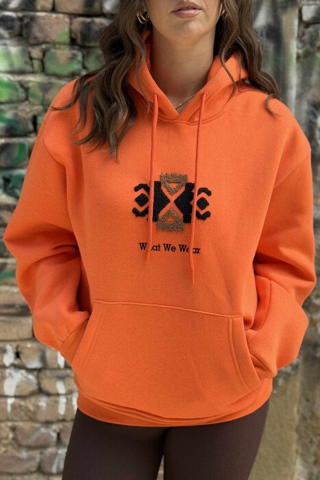 HOODIE NJË NGJYRËSHE ME PUSH DHE LOGO NË PJESËN PARA PËR FEMRA NË NGJYRË PORTOKALLI - 4