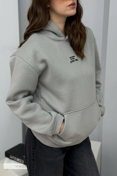 HOODIE NJE NGJYRSHE ME PUSH DHE ME SHKRIM NE PJESEN PARA PER FEMRA NE NGJYRE GRI - 2