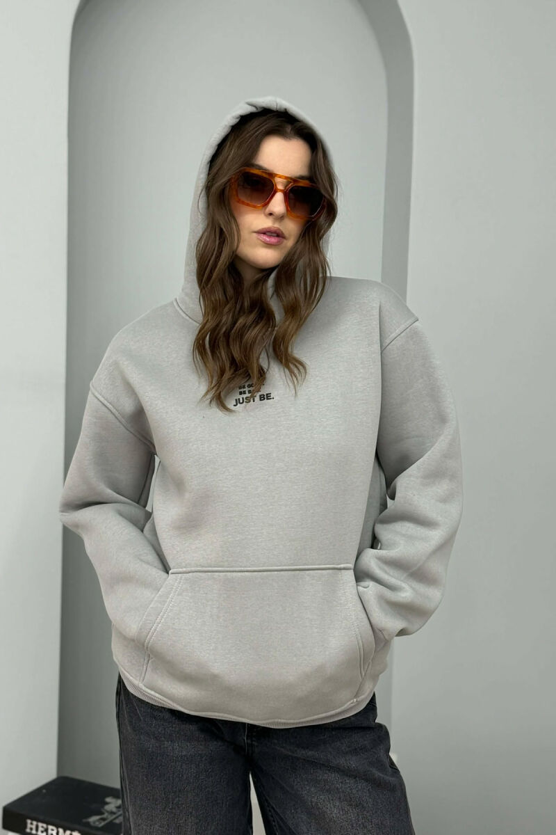 HOODIE NJE NGJYRSHE ME PUSH DHE ME SHKRIM NE PJESEN PARA PER FEMRA NE NGJYRE GRI - 4