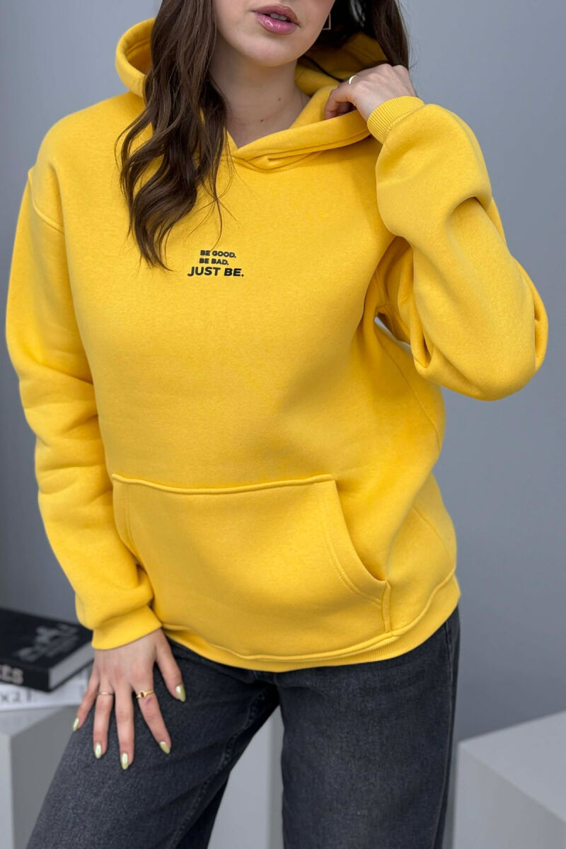 HOODIE NJE NGJYRSHE ME PUSH DHE ME SHKRIM NE PJESEN PARA PER FEMRA NE NGJYRE TE VERDHE - 2