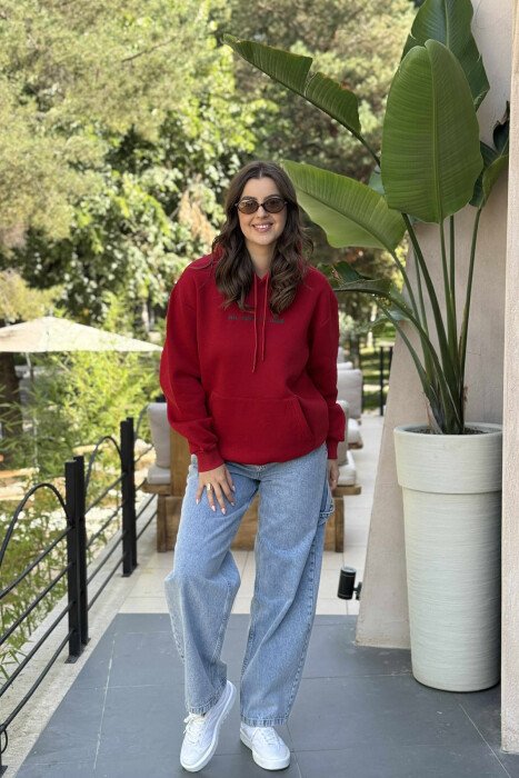 HOODIE NJË NGJYRËSHE ME PUSH DHE ME SHKRIM PARA PËR FEMRA NË NGJYRË TË KUQE - 1