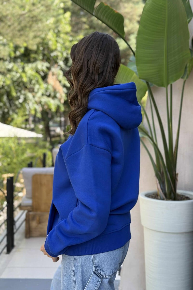HOODIE NJË NGJYRËSHE ME PUSH DHE ME SHKRIM PARA PËR FEMRA NË NGJYRËN BLU - 4