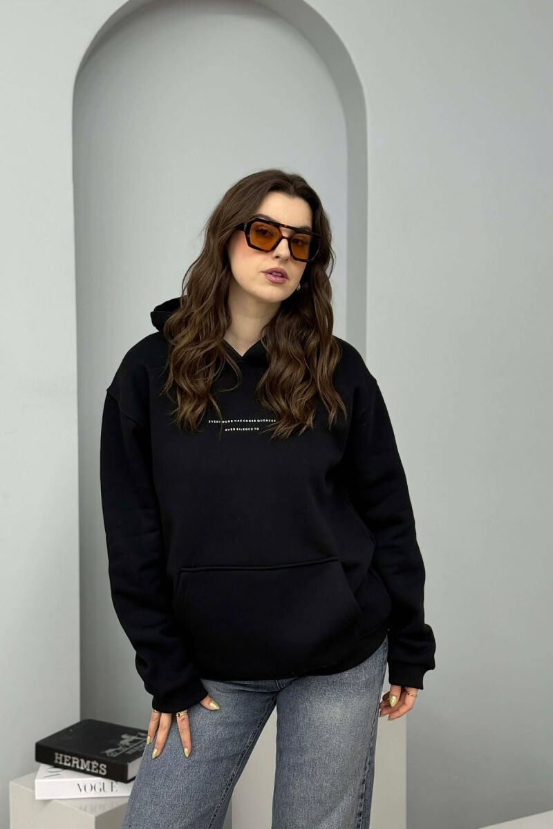 HOODIE NJE NGJYRESHE ME PUSH DHE ME SHKRIM TE THJESHTE NE PJESEN PARA PER FEMRA NE NGJYRE TE ZEZE - 1