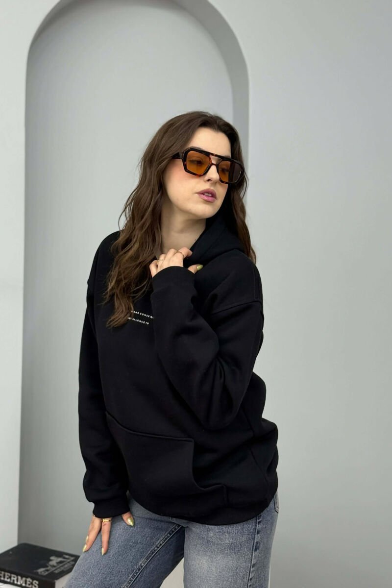 HOODIE NJE NGJYRESHE ME PUSH DHE ME SHKRIM TE THJESHTE NE PJESEN PARA PER FEMRA NE NGJYRE TE ZEZE - 2