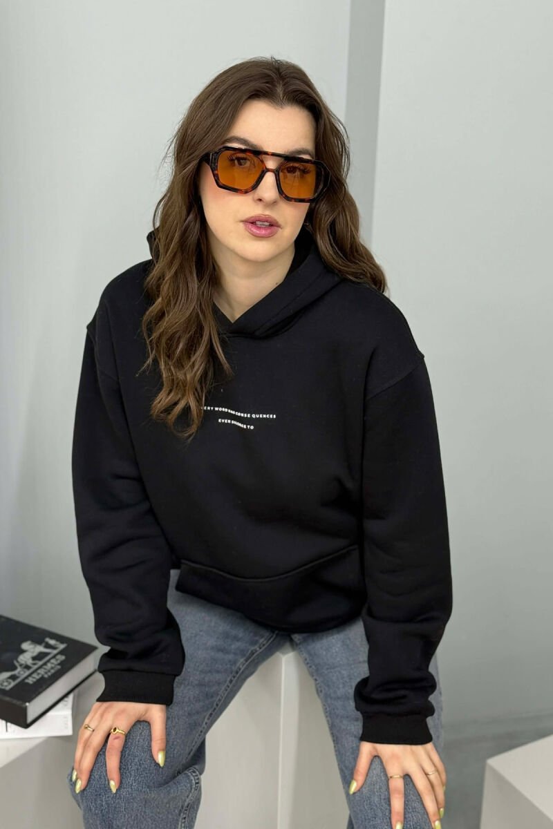 HOODIE NJE NGJYRESHE ME PUSH DHE ME SHKRIM TE THJESHTE NE PJESEN PARA PER FEMRA NE NGJYRE TE ZEZE - 3