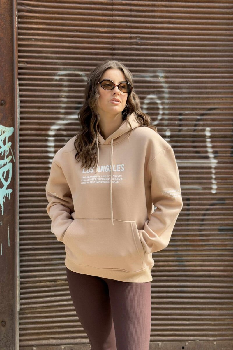 HOODIE NJË NGJYRËSHE ME PUSH DHE ME SHKRIME NË PJESËN PARA PËR FEMRA NË NGJYRËN BEZHË - 2