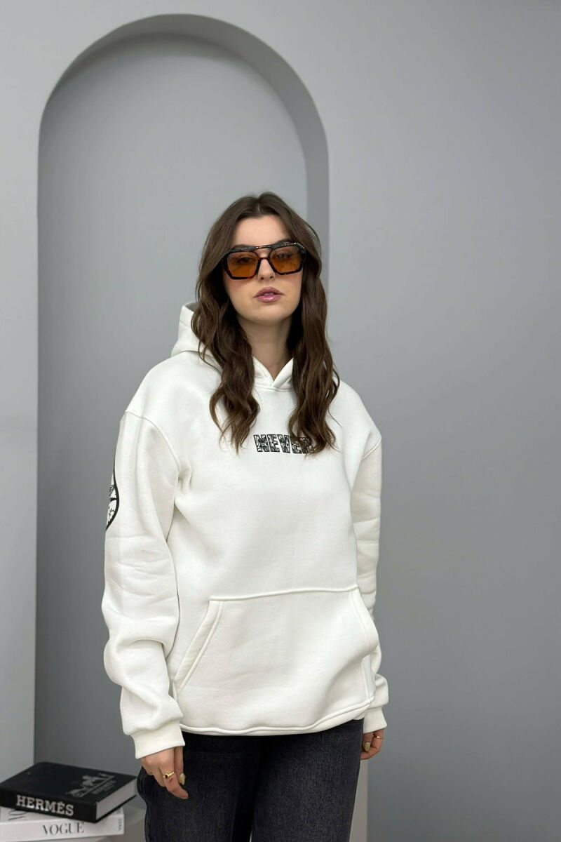 HOODIE NJE NGJYRESHE ME PUSH DHE ME SHKRIM NE PJESEN E PASME PER FEMRA NE NGJYRE TE BARDHE - 3