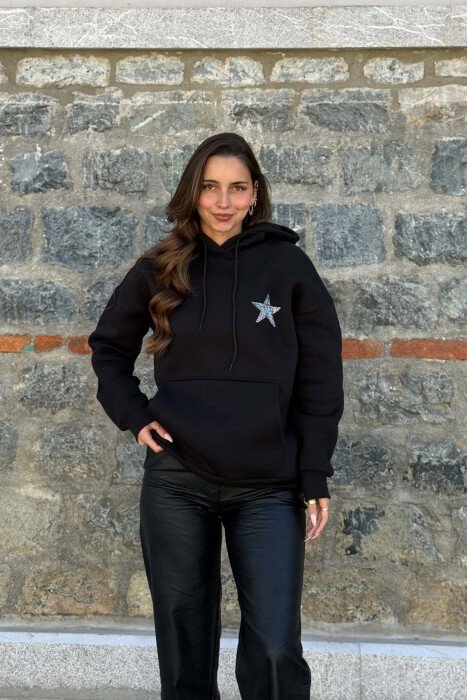 HOODIE NJE NGJYRESHE ME PUSH ME DETAJIN E GUREVE PER FEMRA NE NGJYRE TE ZEZE - KLAUDIO FASHION