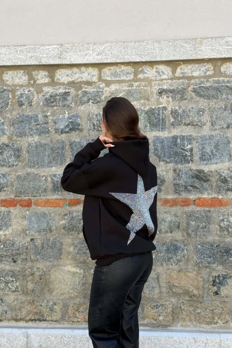 HOODIE NJE NGJYRESHE ME PUSH ME DETAJIN E GUREVE PER FEMRA NE NGJYRE TE ZEZE - 4