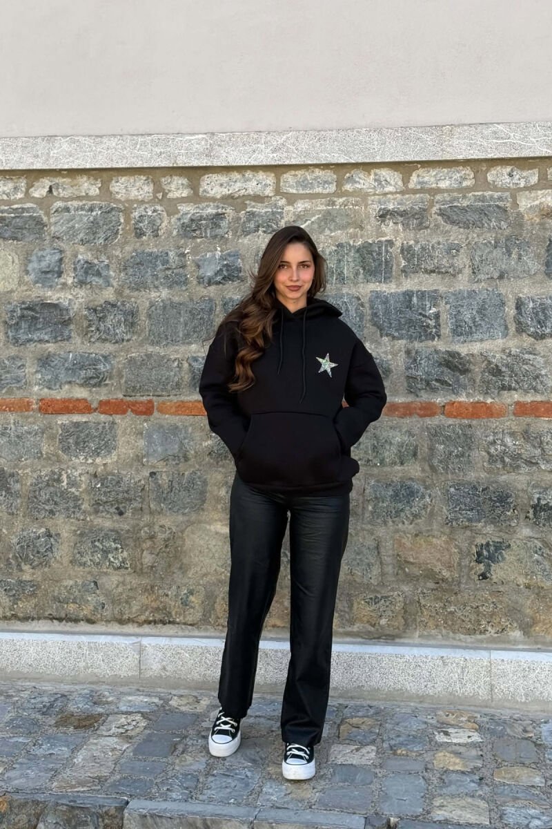 HOODIE NJE NGJYRESHE ME PUSH ME DETAJIN E GUREVE PER FEMRA NE NGJYRE TE ZEZE - 6