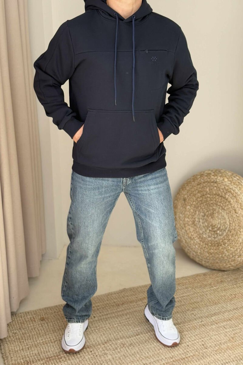 HOODIE NJË NGJYRËSHE ME PUSH PËR MESHKUJ NË NGJYRËN BLU E ERRËT - 2