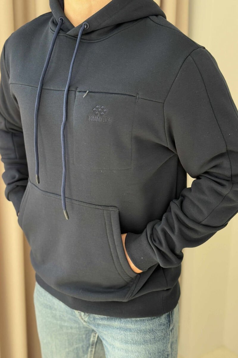 HOODIE NJË NGJYRËSHE ME PUSH PËR MESHKUJ NË NGJYRËN BLU E ERRËT - 1