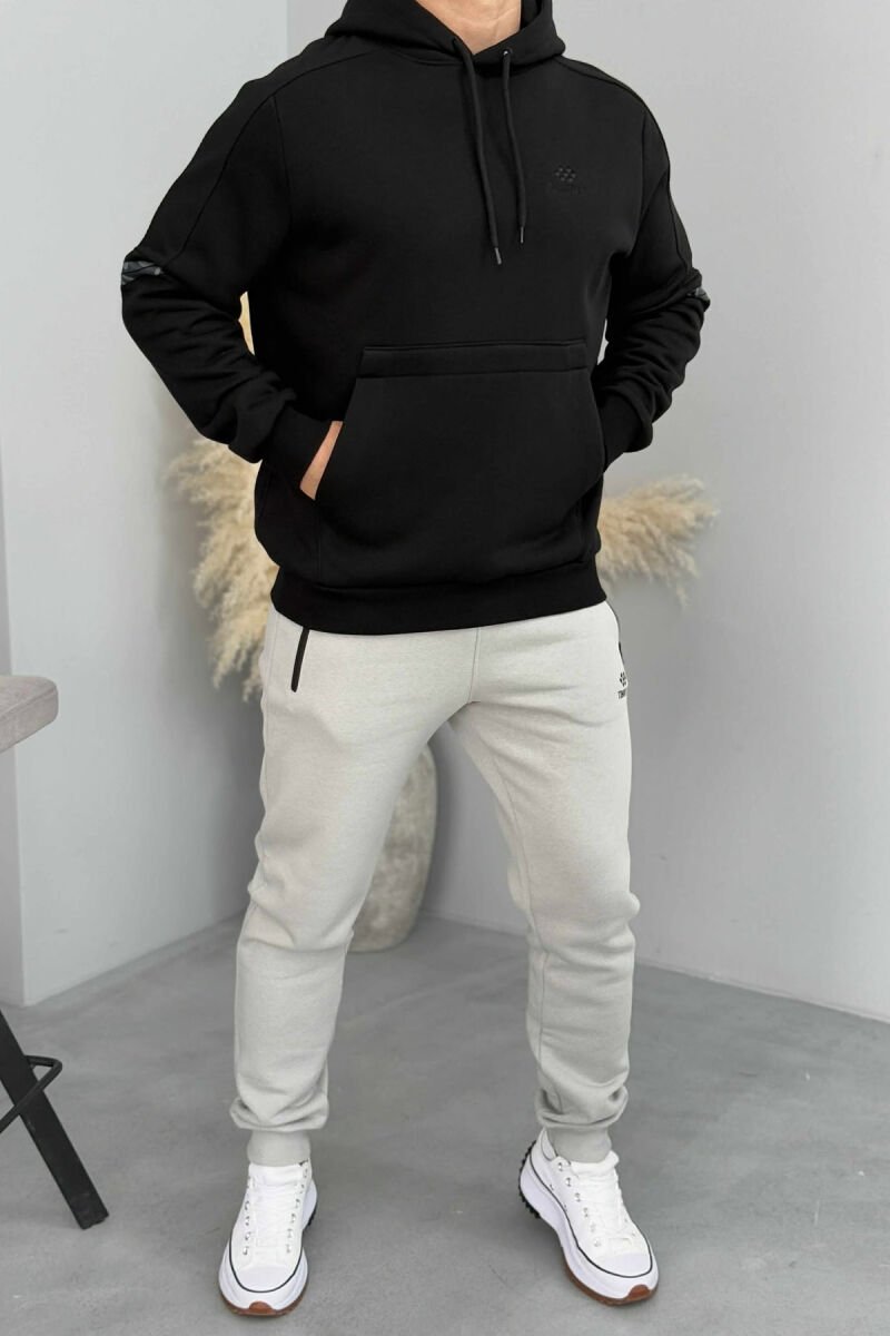 HOODIE NJË NGJYRËSHE ME PUSH PËR MESHKUJ NË NGJYRËN E ZEZË - 2