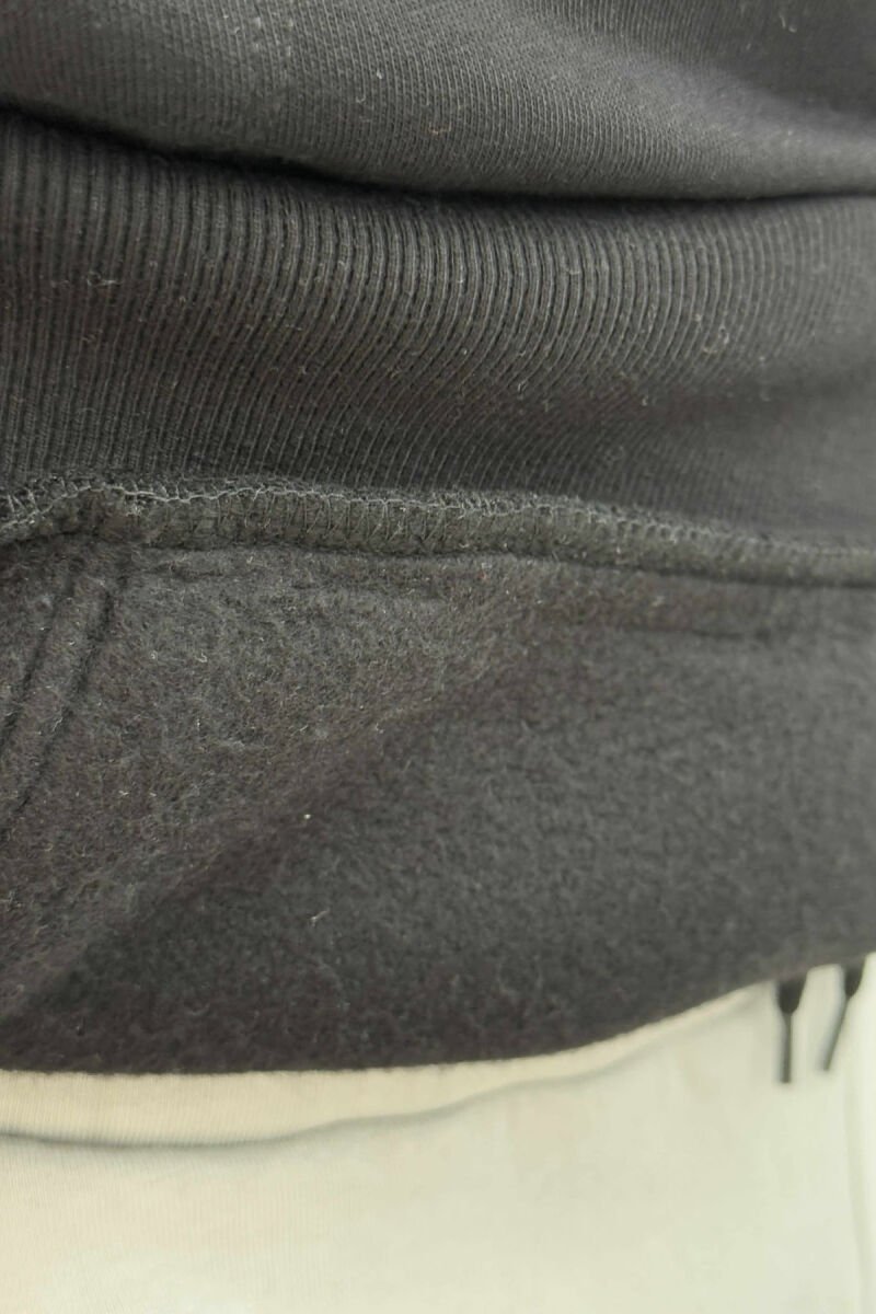 HOODIE NJË NGJYRËSHE ME PUSH PËR MESHKUJ NË NGJYRËN E ZEZË - 5