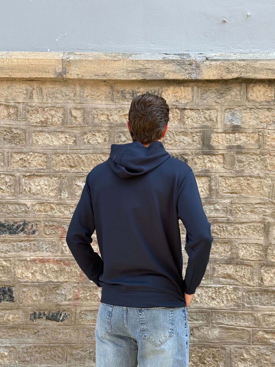 HOODIE NJE NGJYRESHE ME SHKRONJA TE VOGLA PER MESHKUJ NE NGJYRE BLU - 4