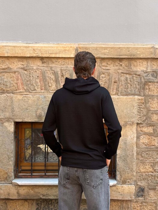 HOODIE NJE NGJYRESHE ME SHKRONJA TE VOGLA PER MESHKUJ NE NGJYRE TE ZEZE - 4