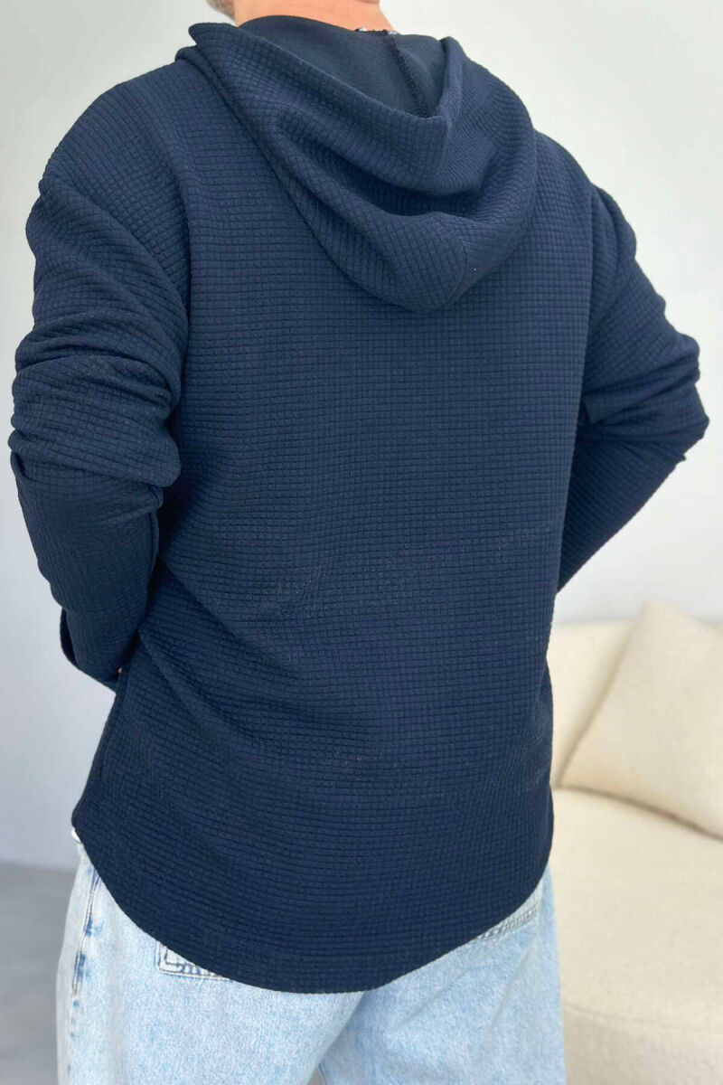 HOODIE NJË NGJYRËSHE ME ZINXHIR PËR MESHKUJ NË NGJYRËN BLU TË ERRËT - 4
