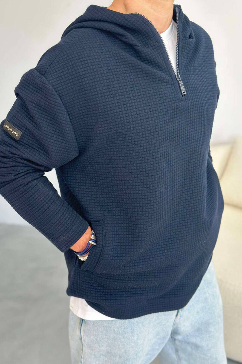 HOODIE NJË NGJYRËSHE ME ZINXHIR PËR MESHKUJ NË NGJYRËN BLU TË ERRËT - 5