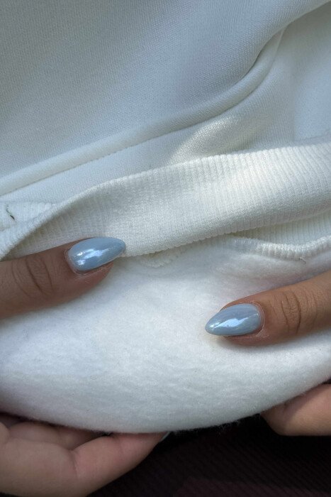 HOODIE NJËNGJYRËSHE ME PUSH DHE ME SHKRIME TË THJESHTA PËR FEMRA NË NGJYRËN E BARDHË - 3