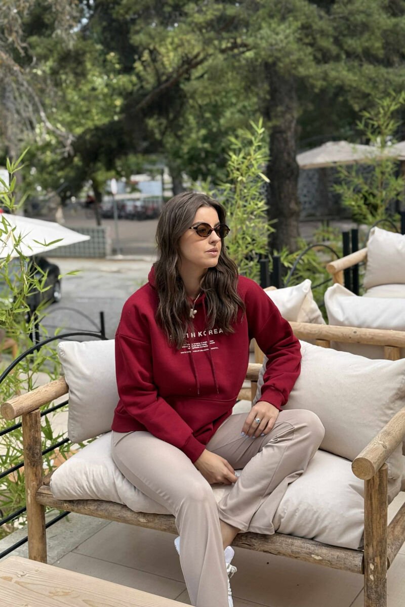HOODIE NJËNGJYRËSHE ME PUSH DHE ME SHKRIME TË THJESHTA PËR FEMRA NË NGJYRËN VISHNJË - 3