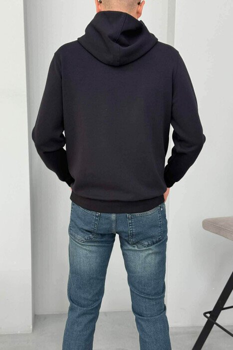 HOODIE NJËNGJYRËSHE ME SHKRIME PARA PËR MESHKUJ NË NGJYRËN BLU TË ERRËT - 3
