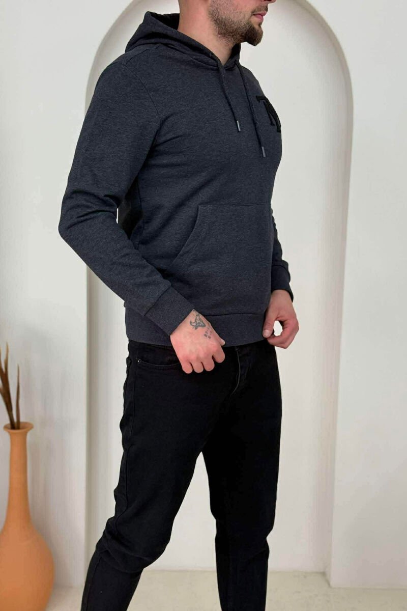 HOODIE NJËNGJYRËSHE ME LOGO TË THJESHTË PARA PËR MESHKUJ NË NGJYRËN GRI TË ERRËT - 3