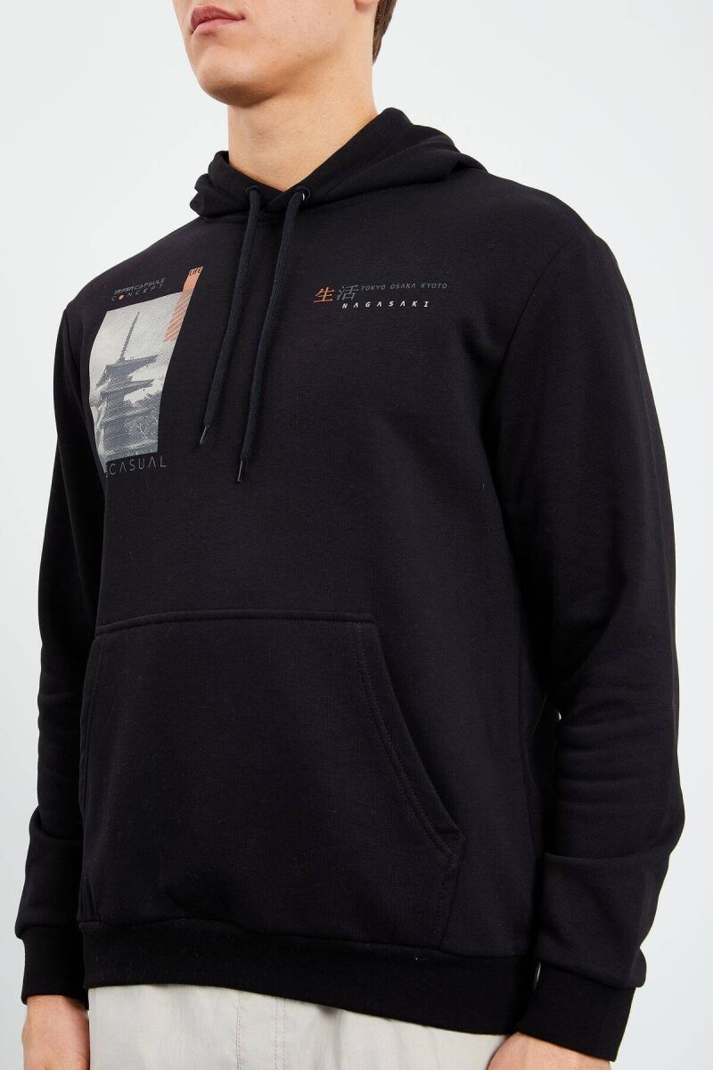 HOODIE PAMBUKU ME IMAZH PËR MESHKUJ NË NGJYRËN E ZEZË - 3