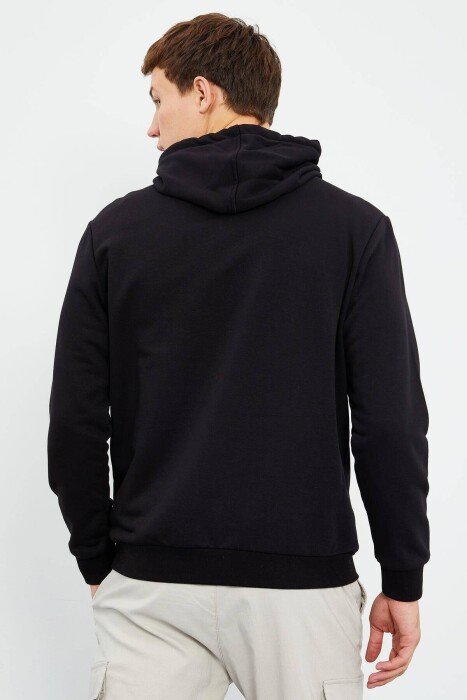 HOODIE PAMBUKU ME IMAZH PËR MESHKUJ NË NGJYRËN E ZEZË - 4