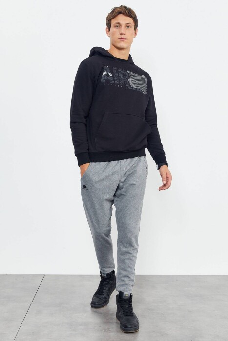 HOODIE PAMBUKU NJË NGJYRËSHE PËR MESHKUJ NË NGJYRËN E ZEZË - 4