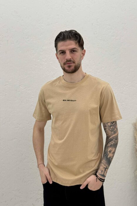 T-SHIRT I THJESHTË ME SHKRIME PËR MESHKUJ NË NGJYRËN BEZHE 