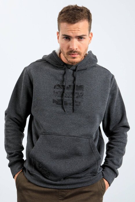 HOODIE PAMBUKU ME IMAZH PËR MESHKUJ NË NGJYRË GRI E ERRËT - KLAUDIO FASHION