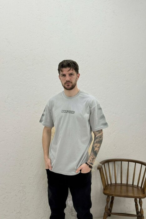 T-SHIRT NJE NGJYRESH ME SHKRIME PER MESHKUJ NE NGJYRE GRI - 