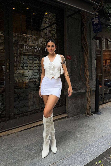 JELEK ME DETAJIN E KOPSAVE NË FORMË LULESH PËR FEMRA NË NGJYRËN E BARDHË - KLAUDIO FASHION