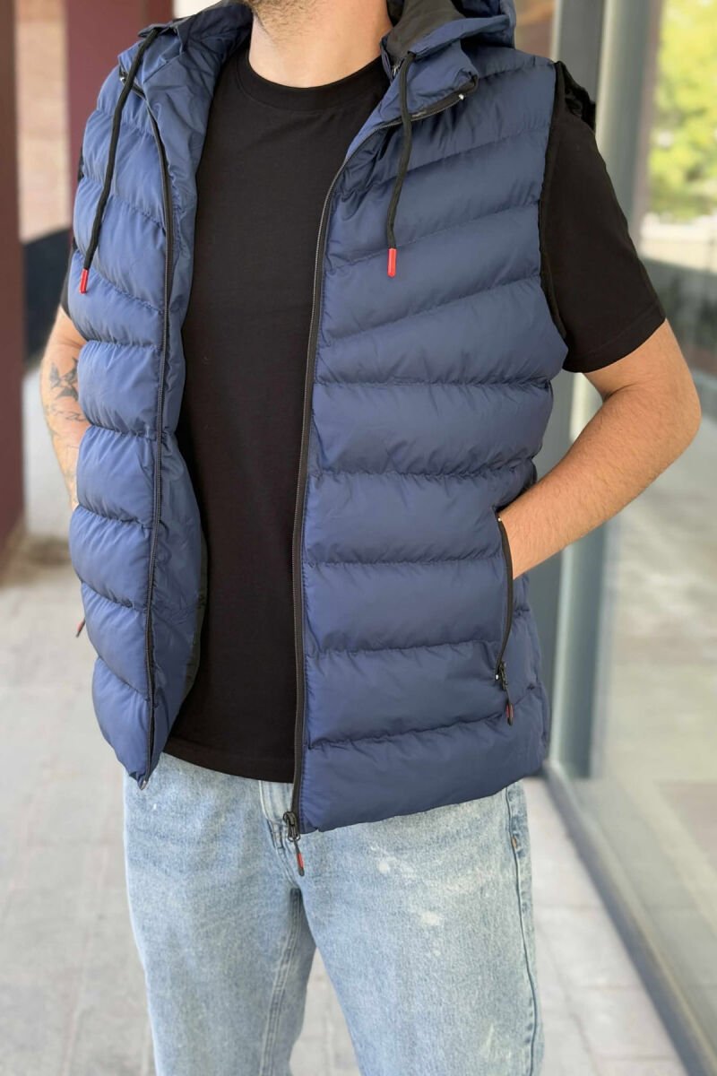 JELEK ME KAPUC DHE XHEPA ME ZINXHIR PËR MESHKUJ NË NGJYRËN BLU - 2