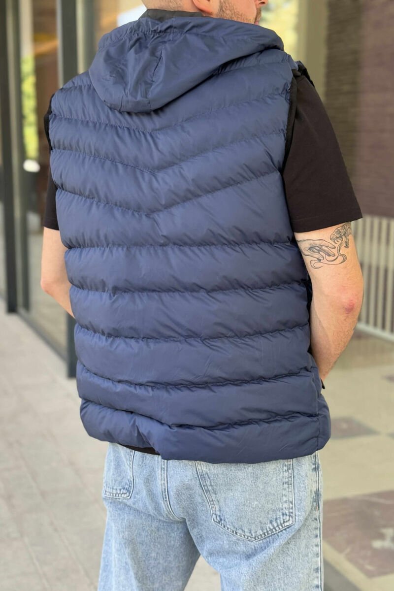 JELEK ME KAPUC DHE XHEPA ME ZINXHIR PËR MESHKUJ NË NGJYRËN BLU - 4