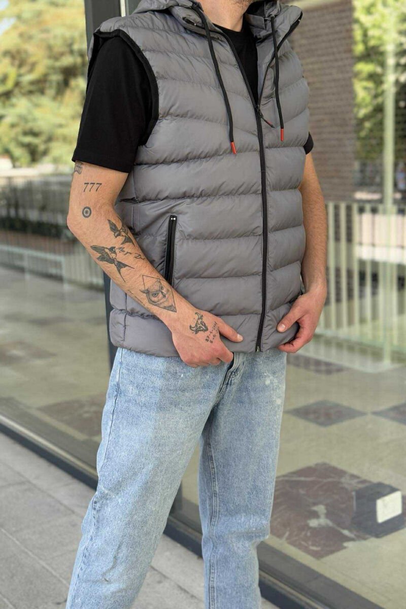 JELEK ME KAPUC DHE XHEPA ME ZINXHIR PËR MESHKUJ NË NGJYRËN GRI - 3