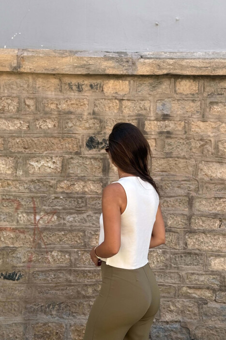 JELEK NJE NGJYRESH ME BUTONA PER FEMRA NE NGJYRE KREM - 4