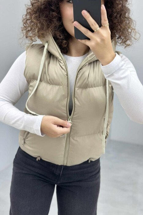 JELEK NJËNGJYRËSH ME KAPUC DHE ZINXHR PËR FEMRA NË NGJYRËN BEZHË TË ERRËT - KLAUDIO FASHION