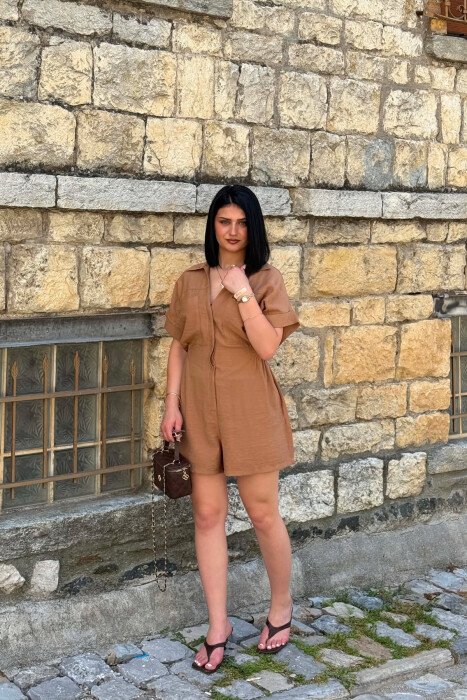 JUMPSUIT NJE NGJYRESH I SHKURTER PER FEMRA NE NGJYRE KAFE - 3