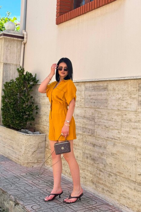JUMPSUIT NJE NGJYRESH I SHKURTER PER FEMRA NE NGJYRE MUSTARDE - 2