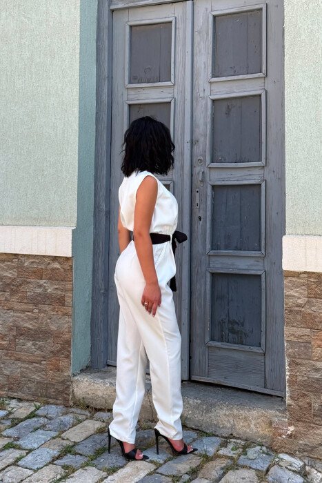 JUMPSUIT NJE NGJYRESH ME JAKE V DHE ME DETAJIN E RRIPIT PER FEMRA NE NGJYRE TE BARDHE - 4