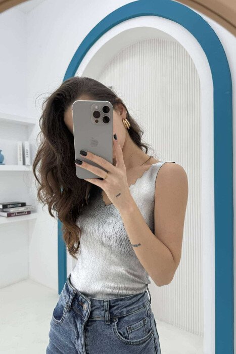 KANATJERE NJË NGJYRËSHE ME SHKËLQIM PËR FEMRA NË NGJYRË ARGJEND - 2