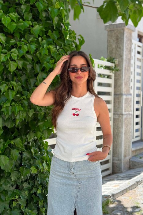 KANATJERE NJE NGJYRESHE ME IMAZH ME QERSHI PER FEMRA NE NGJYRE TE BARDHE - 7