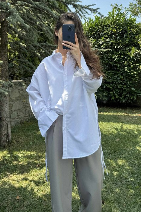 KËMISHË E THJESHTË ME DETAJIN E LIDHËSEVE PËR FEMRA NË NGJYRËN E BARDHË - KLAUDIO FASHION