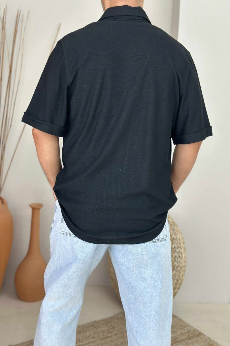 KËMISHË E THJESHTË NJË NGJYRËSHE ME MËNGË TË SHKURTËR PËR MESHKUJ NË NGJYRËN E ZEZË - 2