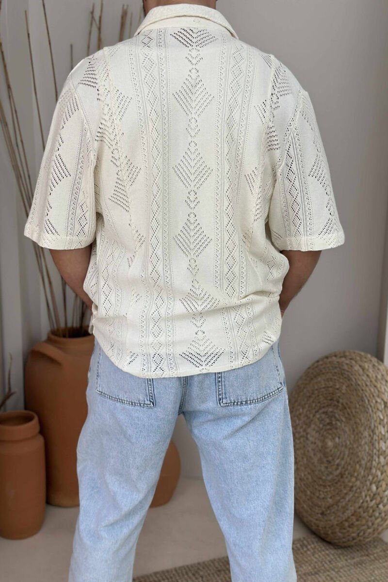 KËMISHË ME DETAJIN E XHEPIT PËR MESHKUJ NË NGJYRËN KREM - 2