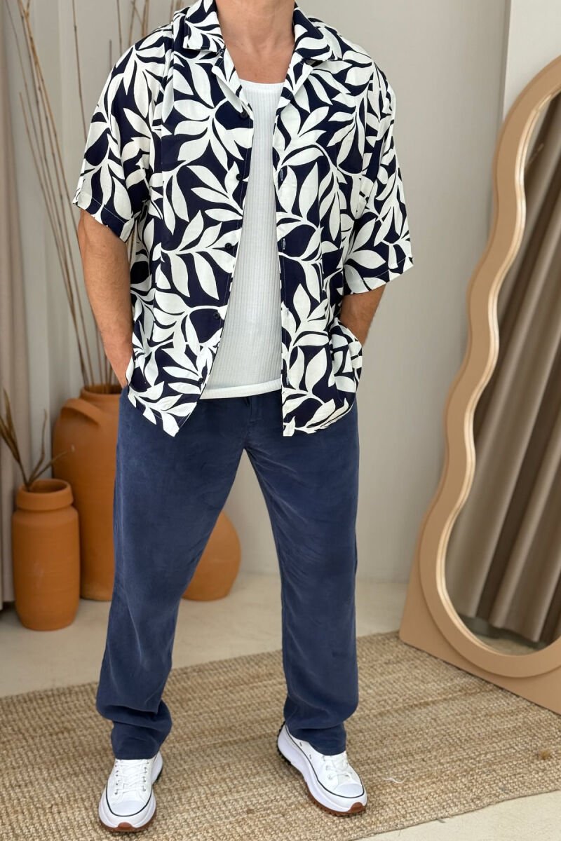 KËMISHË ME DIZAJN PËR MESHKUJ NË NGJYRËN BLU E ERRËT - 1